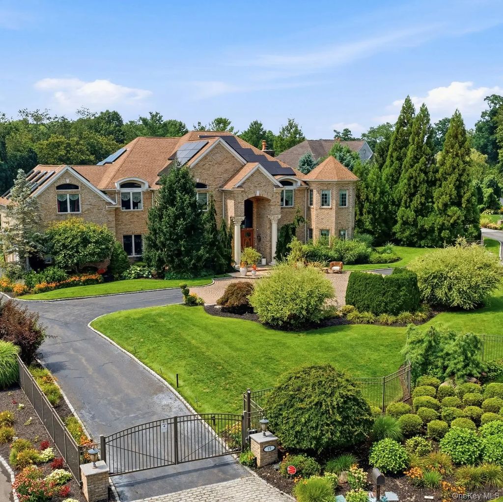 15 Peppermill Lane, Dix Hills