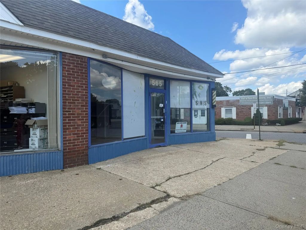 565 Broadway, Massapequa