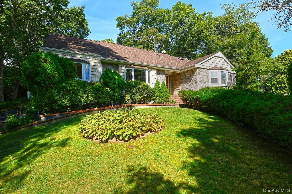 4 Village Hill Drive, Dix Hills