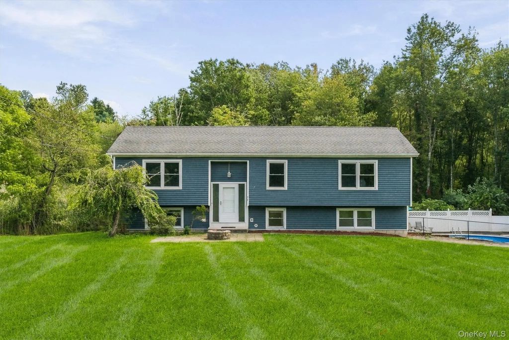 77 Robin Drive, Carmel