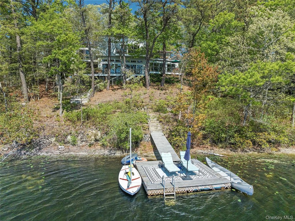9 Lake View Ct, Southampton