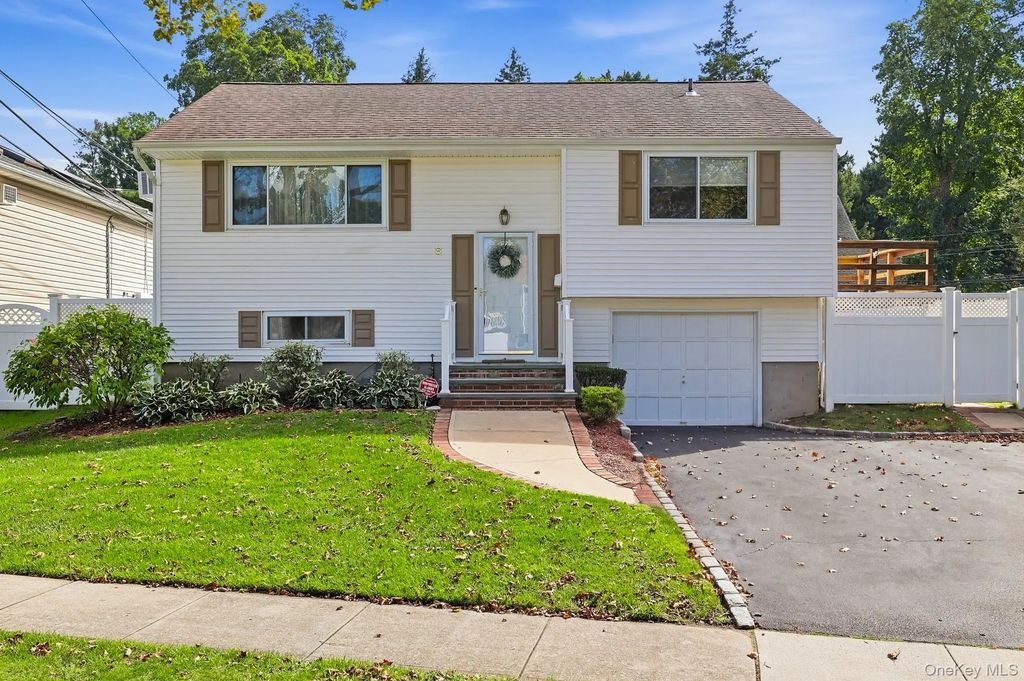 8 Ripley Drive, Northport