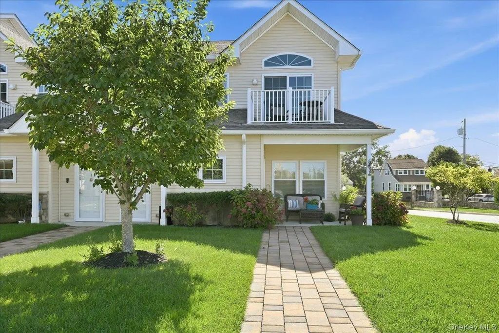 301 Anchor Court, Copiague