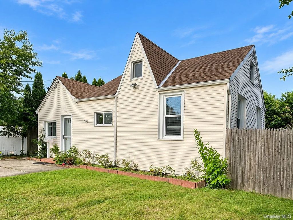 302 Mccall Avenue, West Islip
