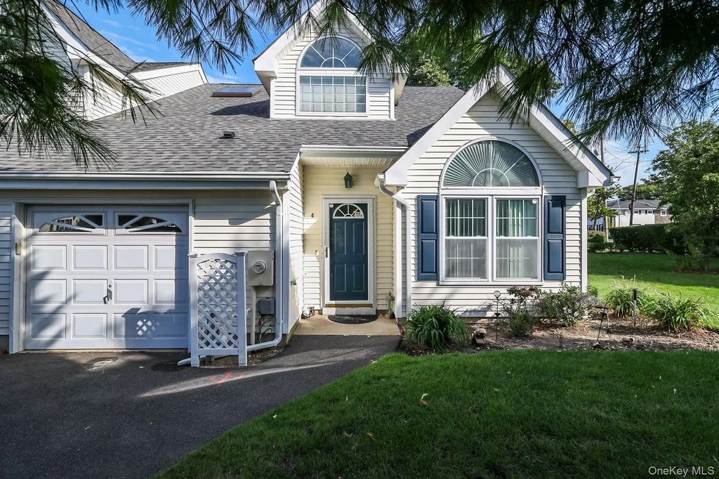 4 Joyces Way, Bay Shore