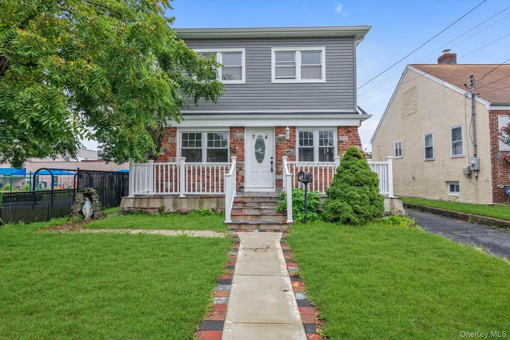 74 Davis St, East Rockaway