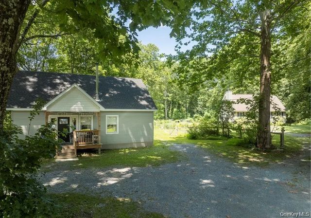 13-14 Creekside Place, Pleasant Valley