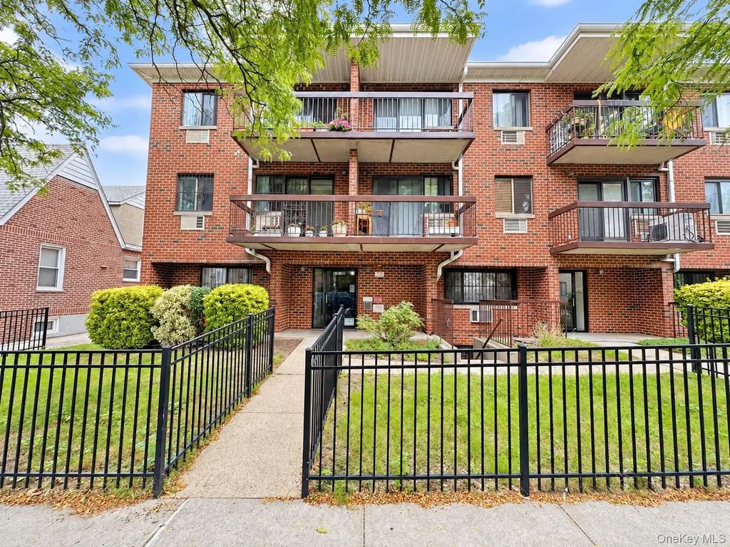 63-25b Bourton # 1b, Rego Park