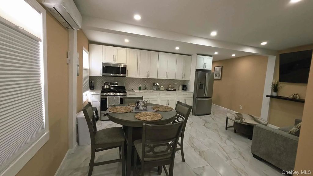 124-05 Jamaica Avenue # 2f, Richmond Hill