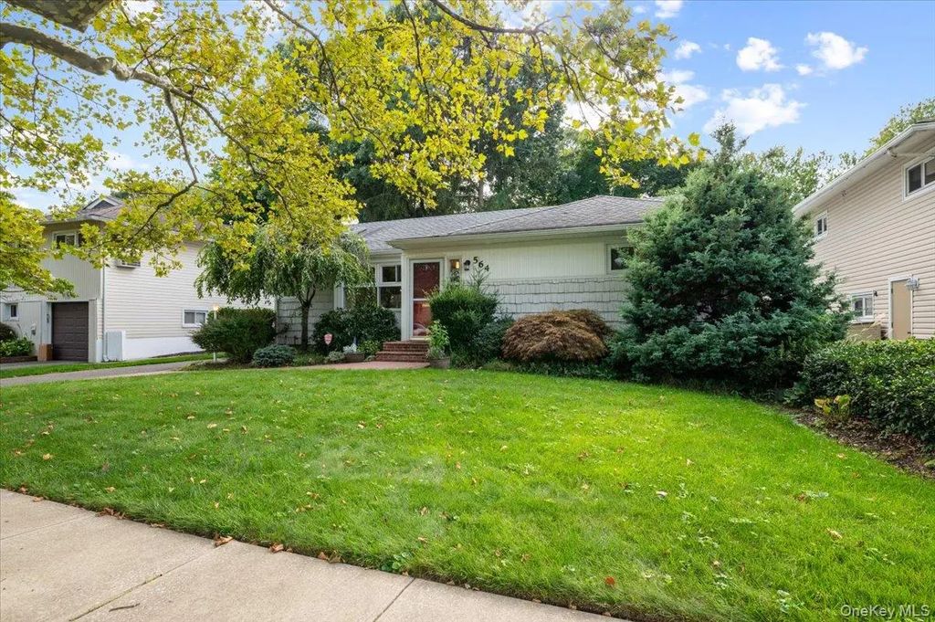 564 Richmond Road, East Meadow