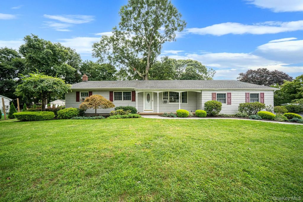 24 Spruce Street, Smithtown
