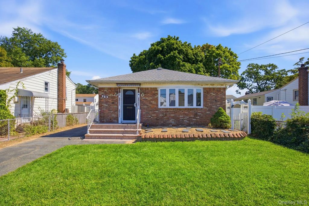983 Cayuga Road, West Hempstead