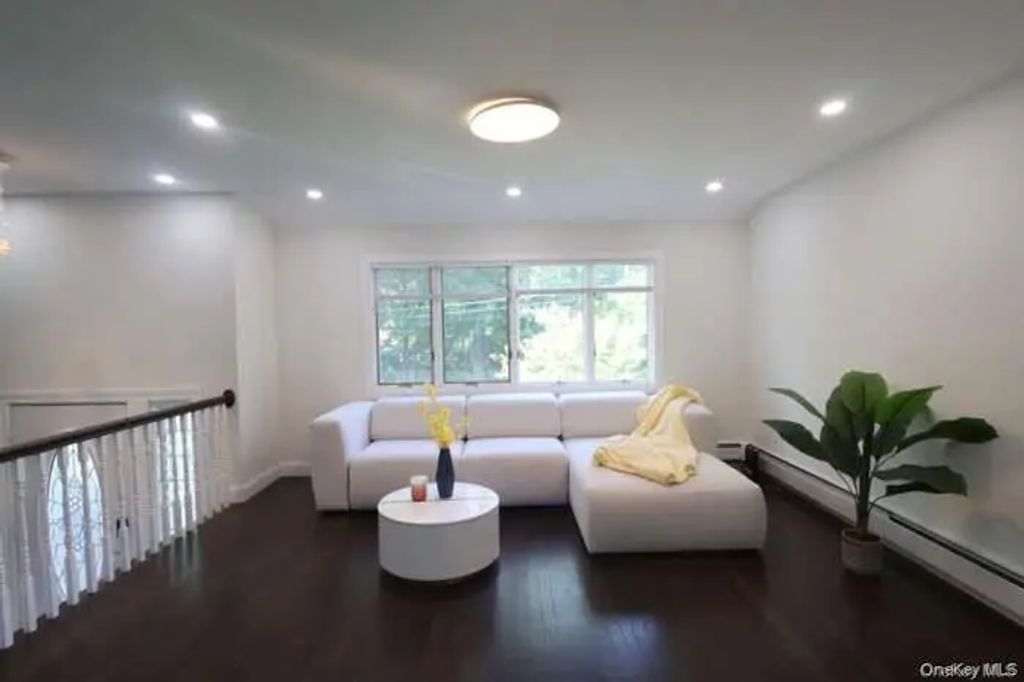 18 E Park Drive, Syosset