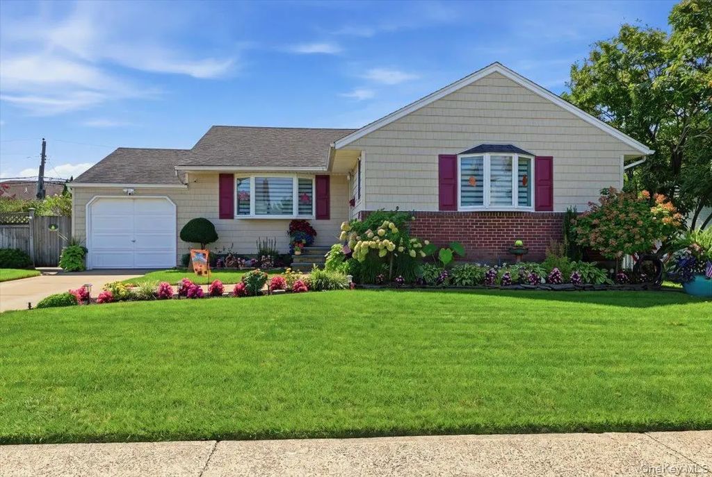 809 Garden Drive, Franklin Square