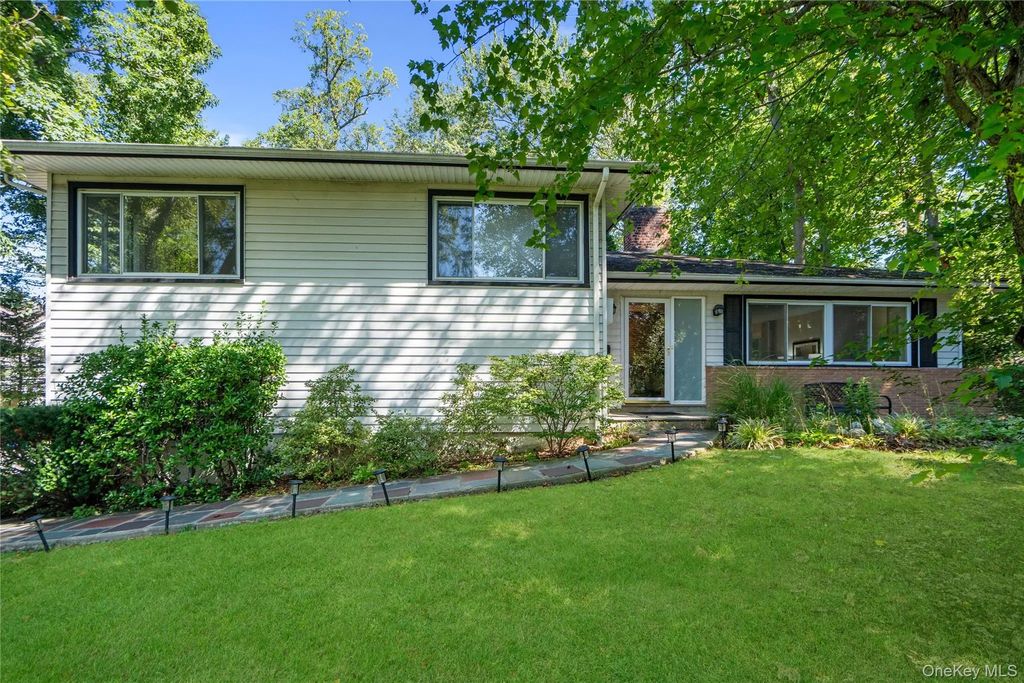 58 Ridge Drive E, Roslyn