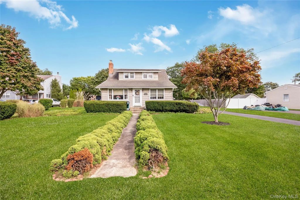515 Gillette Avenue, Bayport