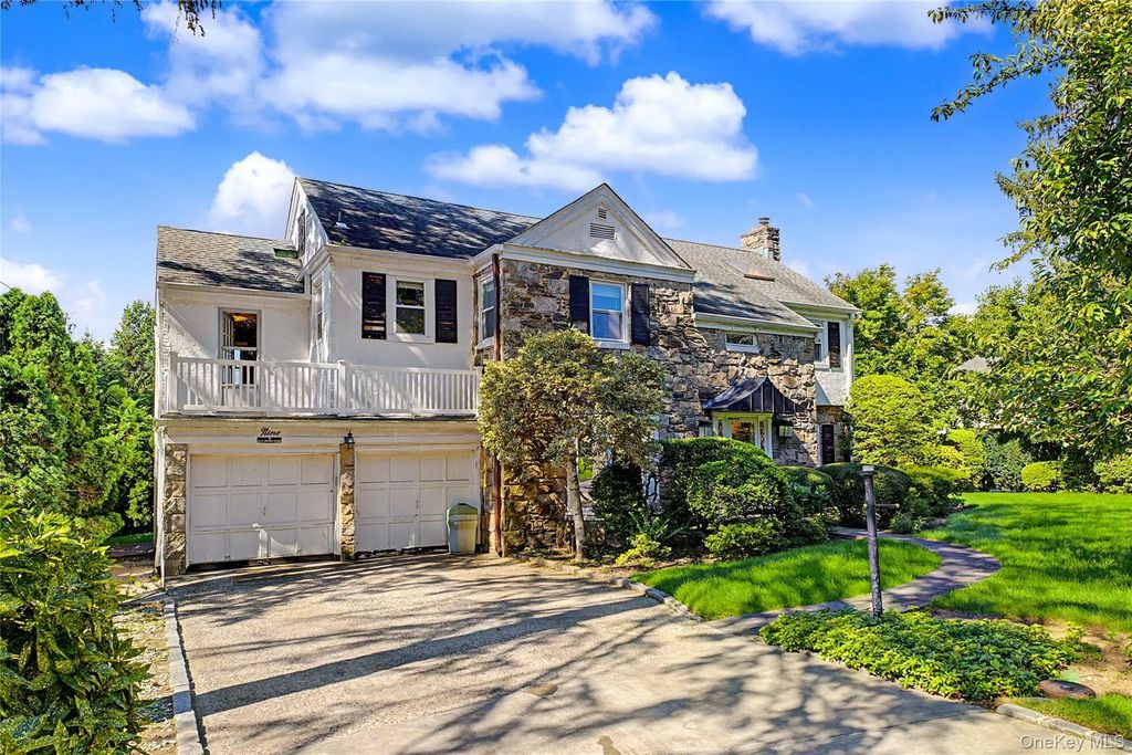 9 Old Pond Road, Great Neck