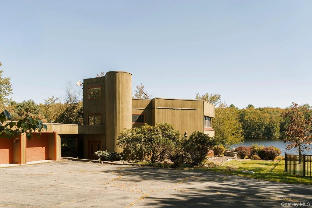 408 Hurd Road, Bethel