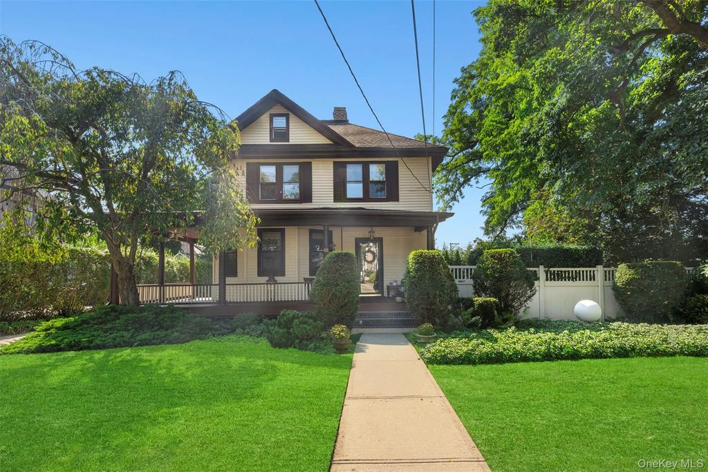 78 Warner Avenue, Roslyn Heights