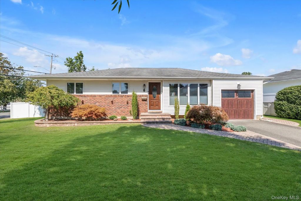 2 Benmor Court, Plainview