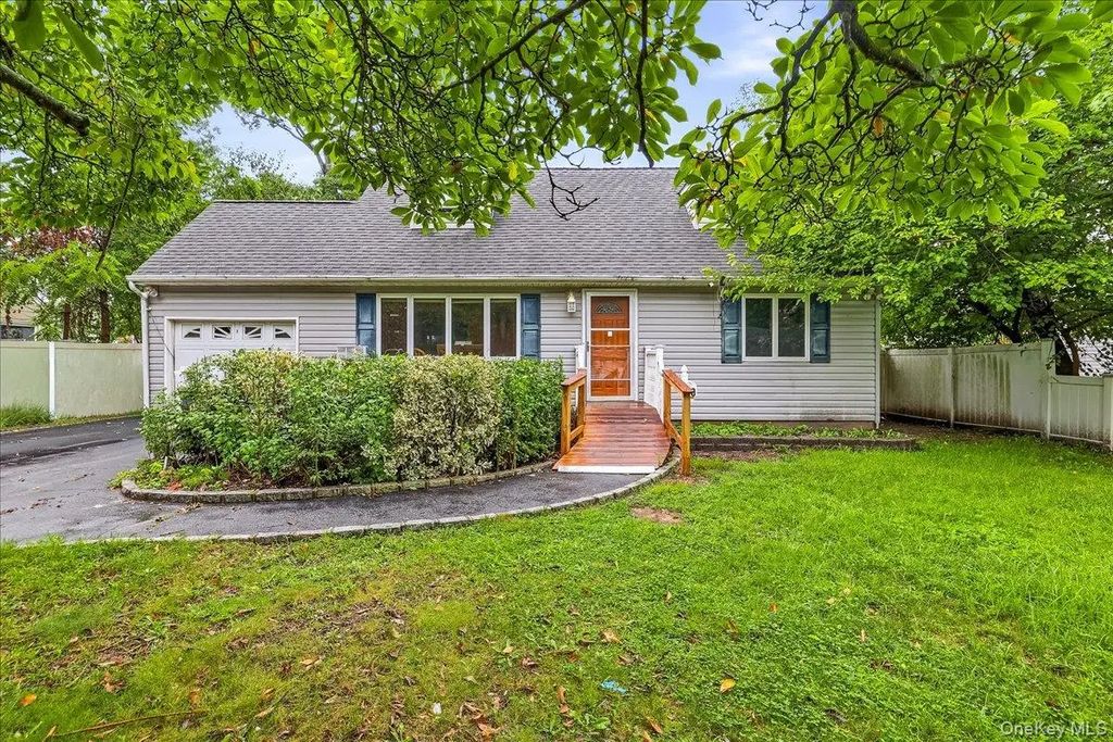 80 Ackerly Lane, Ronkonkoma