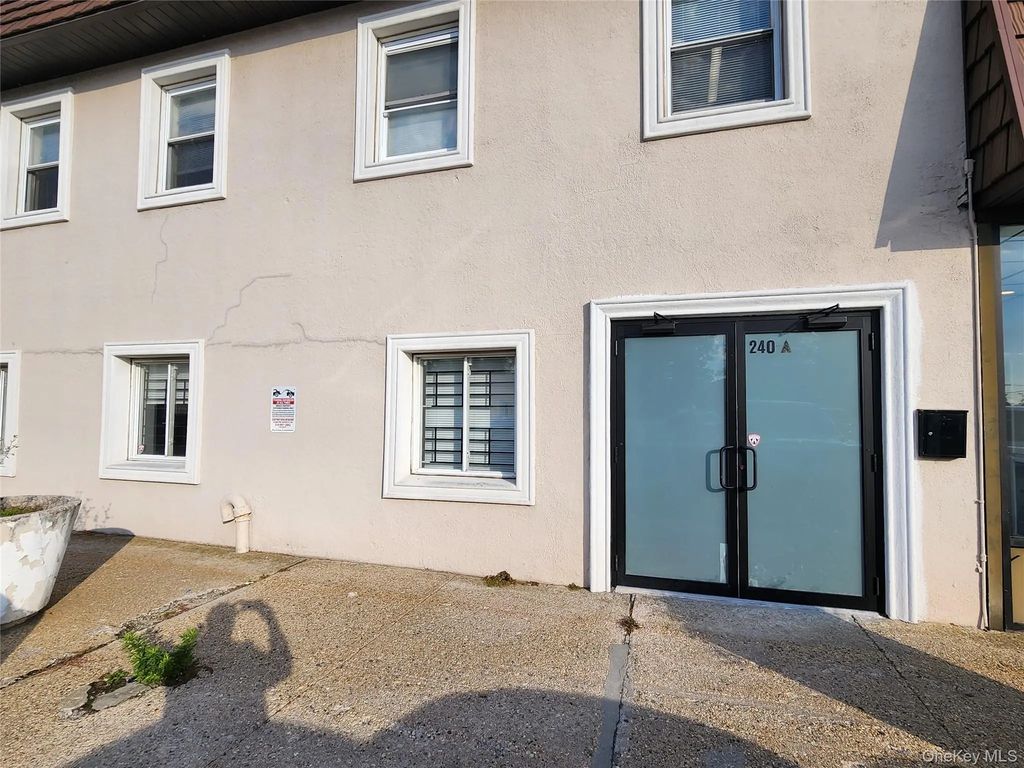 240 W Old Country Rd, Hicksville