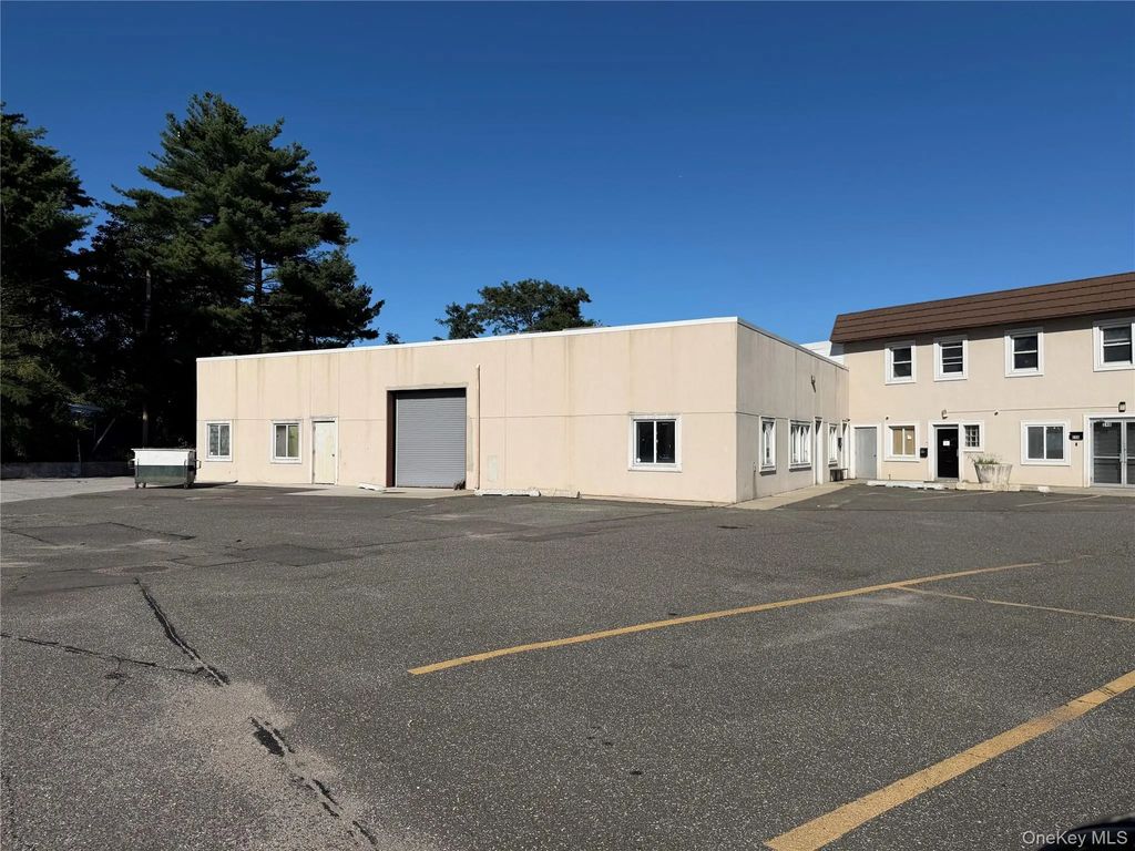 250 Old Country Rd W, Hicksville