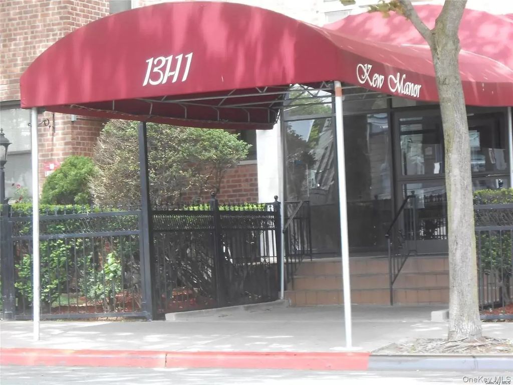 131-11 Kew Gardens Road # 1o, Richmond Hill