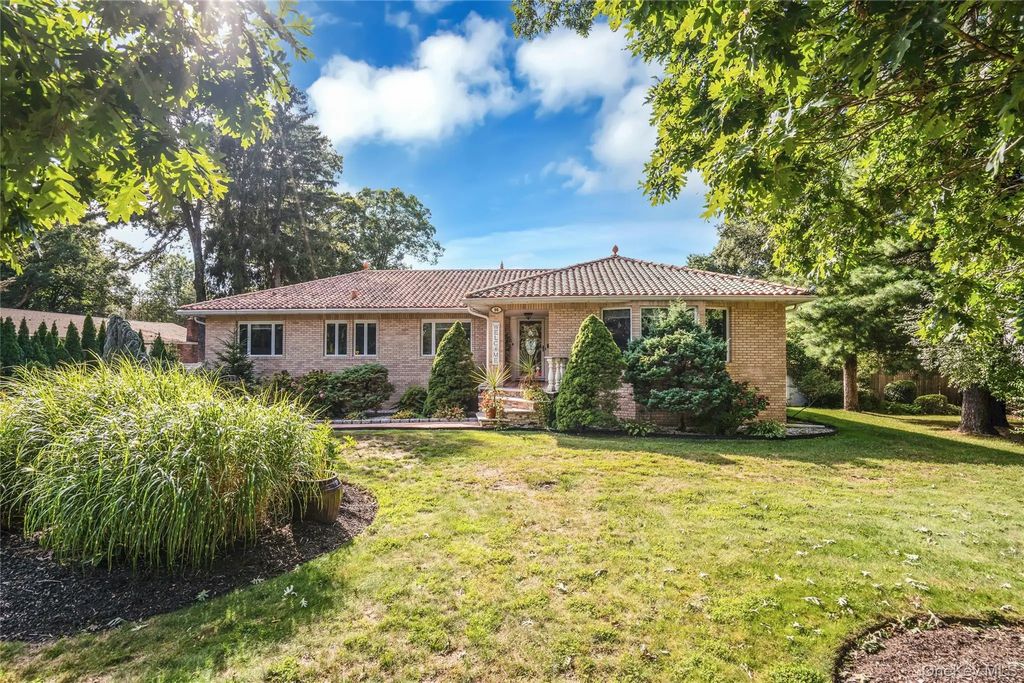 96 Mcculloch Drive, Dix Hills