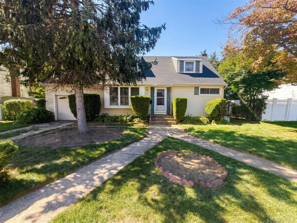 124 Westwood Road N, Massapequa Park
