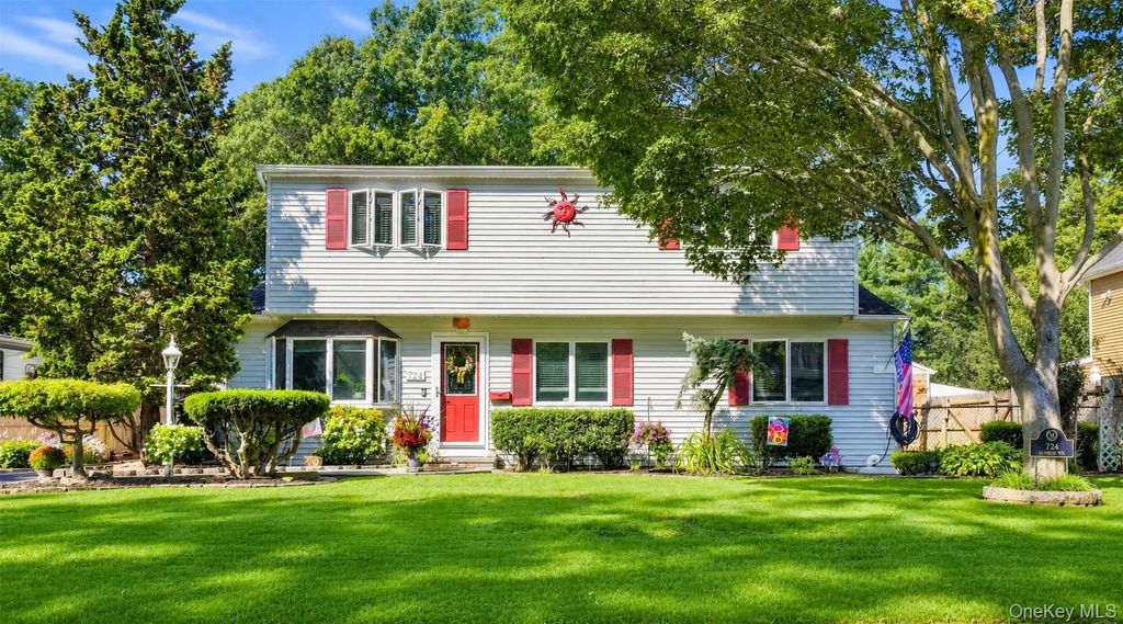 724 Sandra Avenue, West Islip
