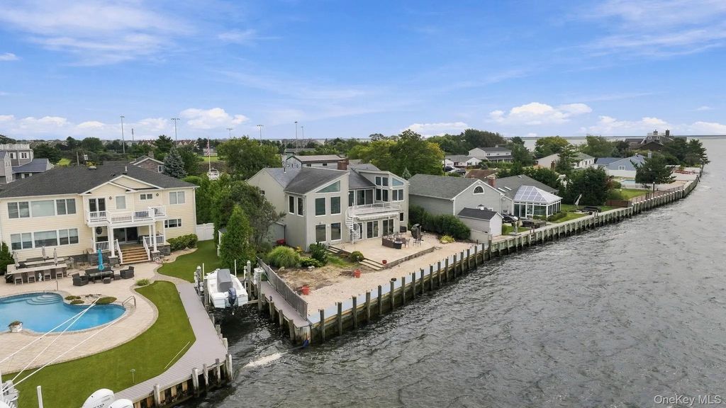321 Grand Central Avenue, Amityville