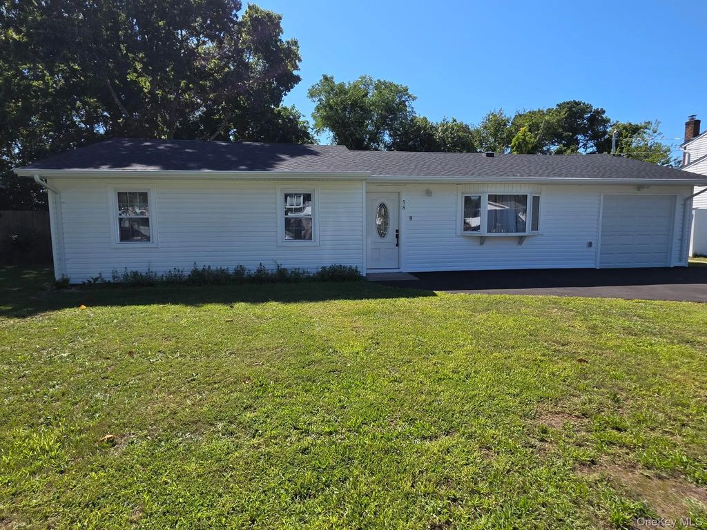 58 Appel Drive E, Shirley