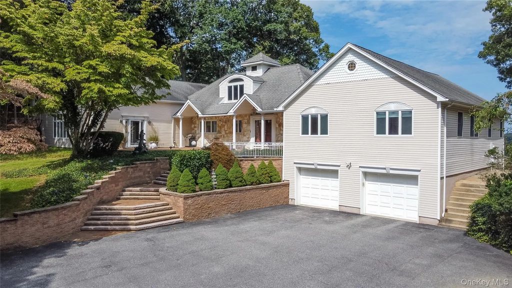 2 Centershore Road S, Centerport