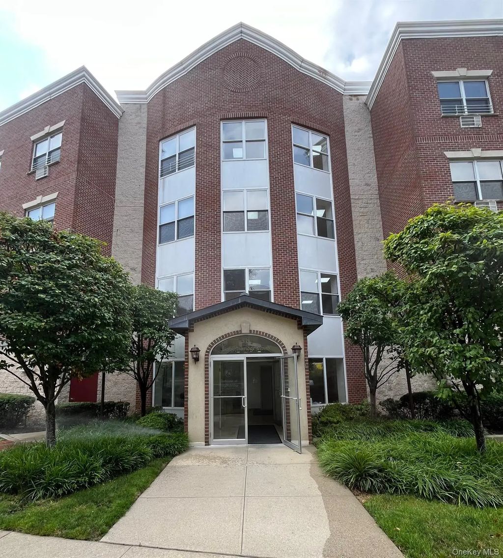 38 Knightsbridge Road # 2e, Great Neck