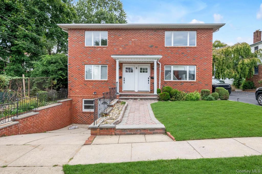 5 Linwood Road N, Port Washington
