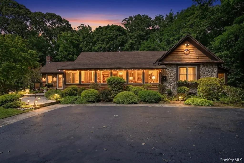 2064 N Country Road, Wading River