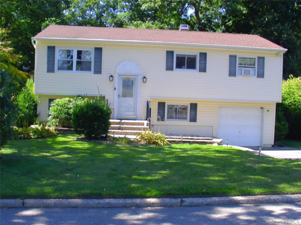 1288 Waverly Avenue, Farmingville