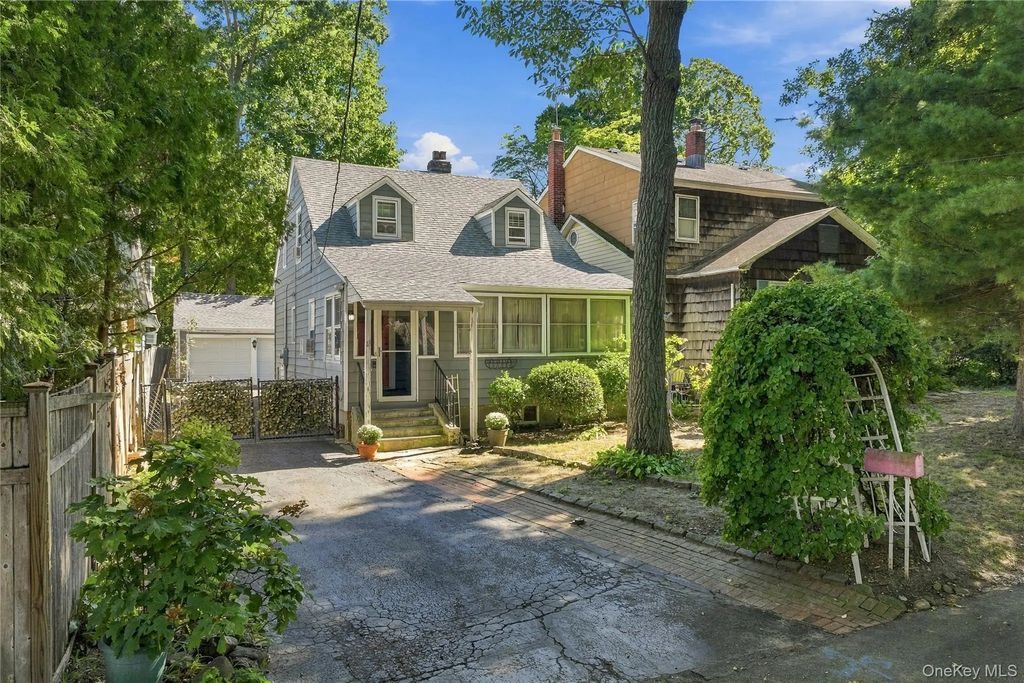 245 Buchanan Street, Centerport