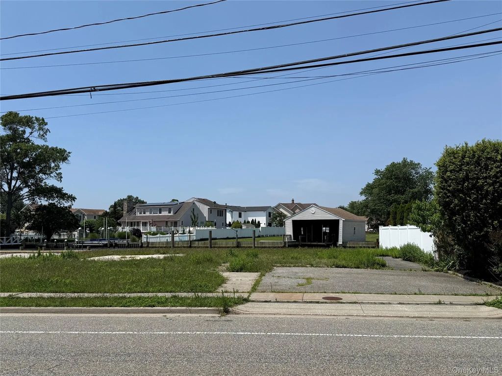 66 Alhambra Road, Massapequa