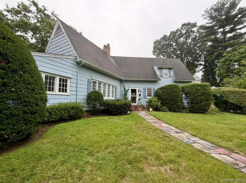 371 Grosvenor Street, Douglaston