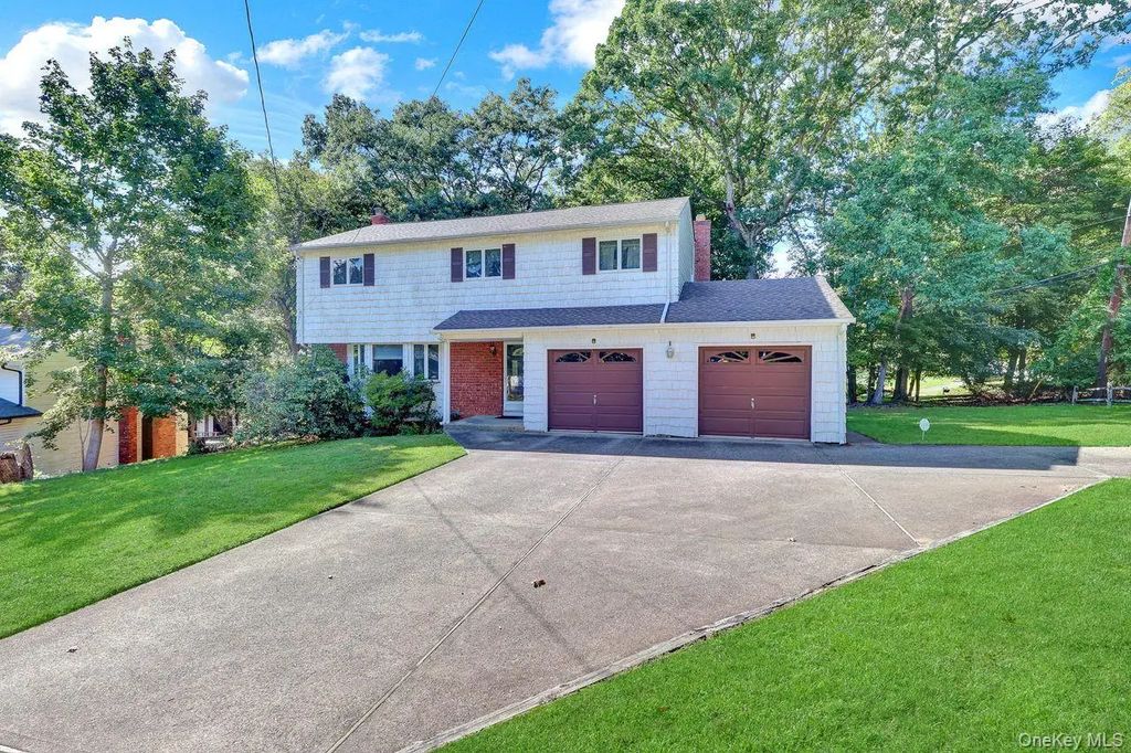 14 Morewood Drive, Smithtown