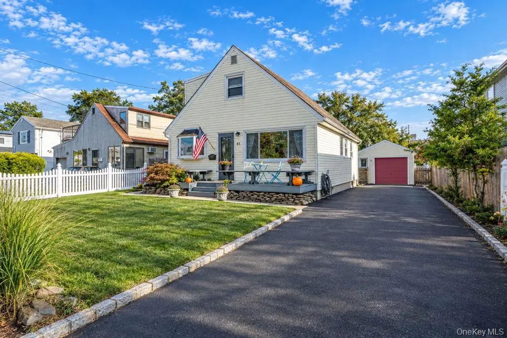 41 E Saltaire Road, Lindenhurst