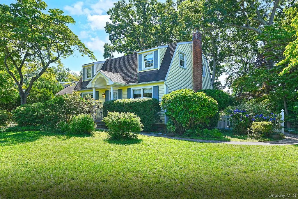 20 Brook Lane, Smithtown