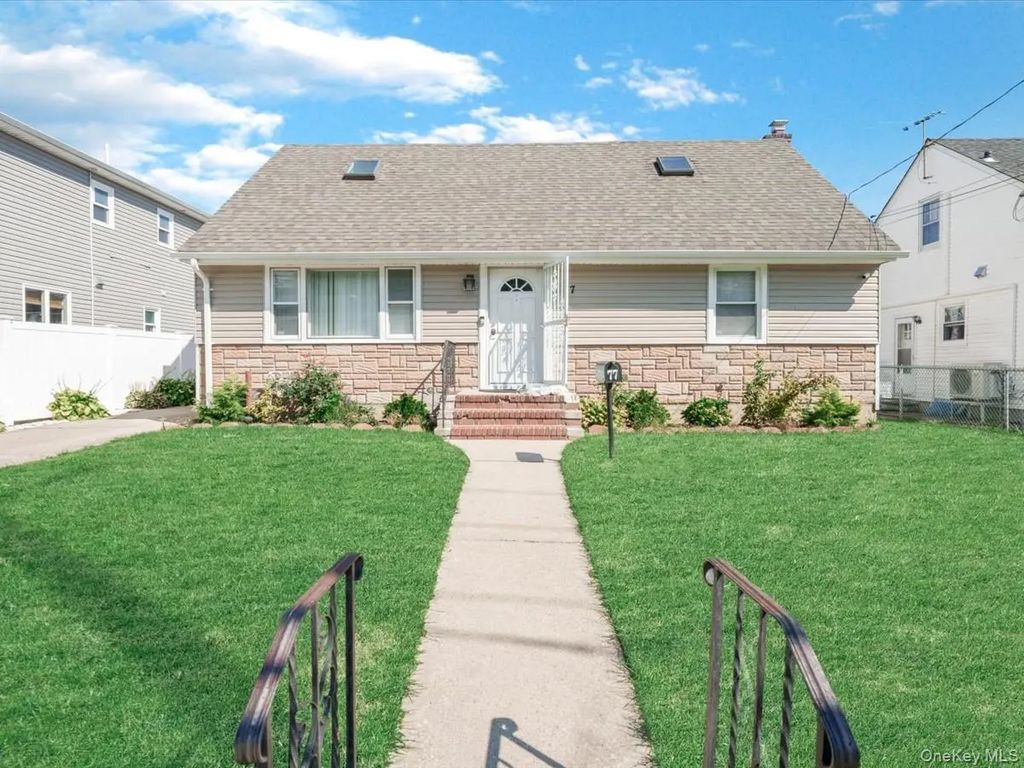 77 Litchfield Avenue, Elmont