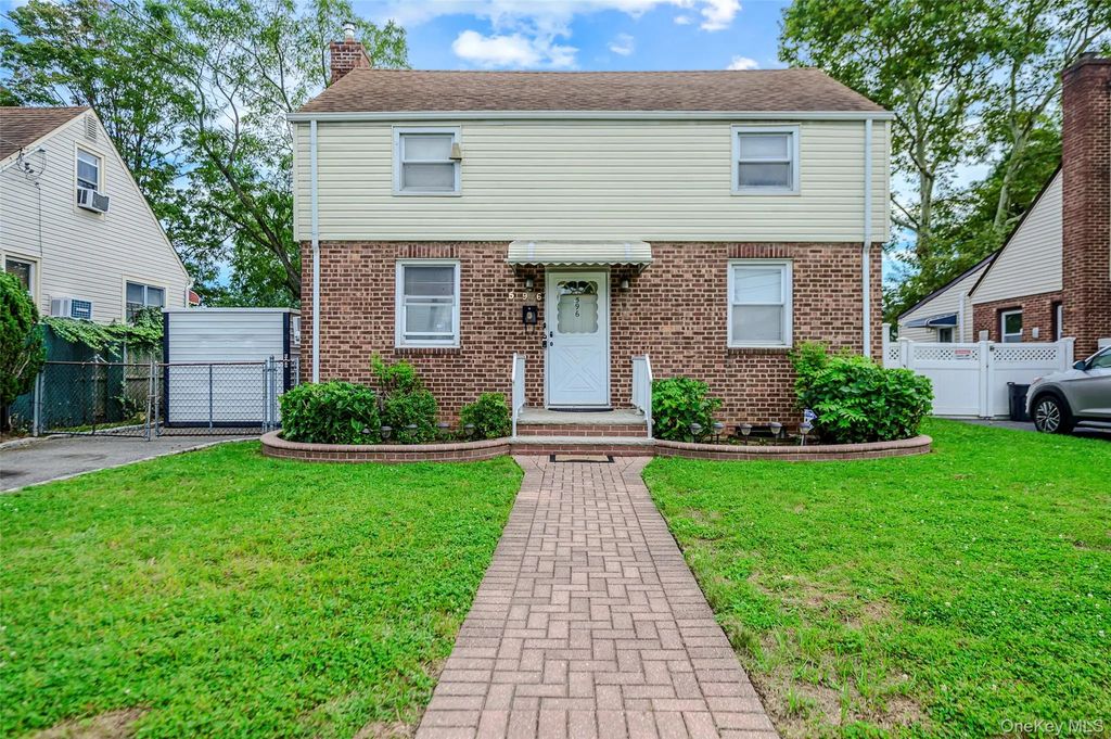 596 Irving Street, Westbury