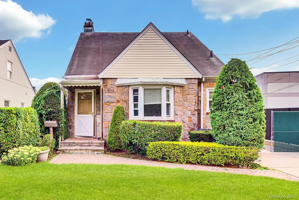 569 Greenway E, West Hempstead