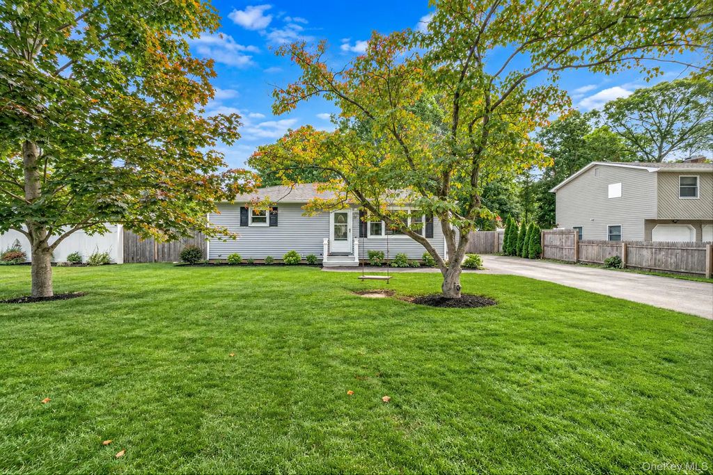 33 Pine Cone Street, Middle Island