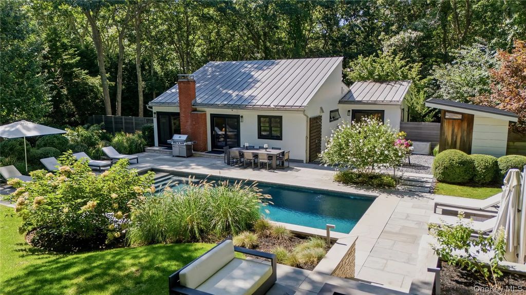 12 Surrey Court, East Hampton