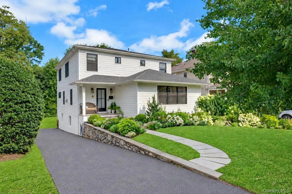 23 Holly Place, Larchmont